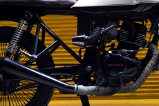 Einhorn Modified Hona Unicorn Cafe Racer by Eimor Customs Motorcycle Goldstar exhaust Titenium wrapper