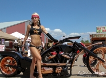 Sexy-Girl-on-Motorcycle-Babe-Heavy-350cc-com