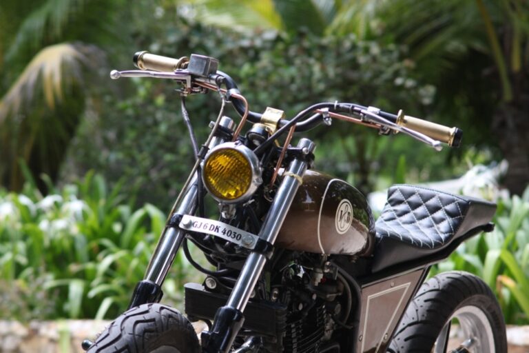 “Brat-bob” using a 220cc Bajaj Pulsar ~ J&D Custom