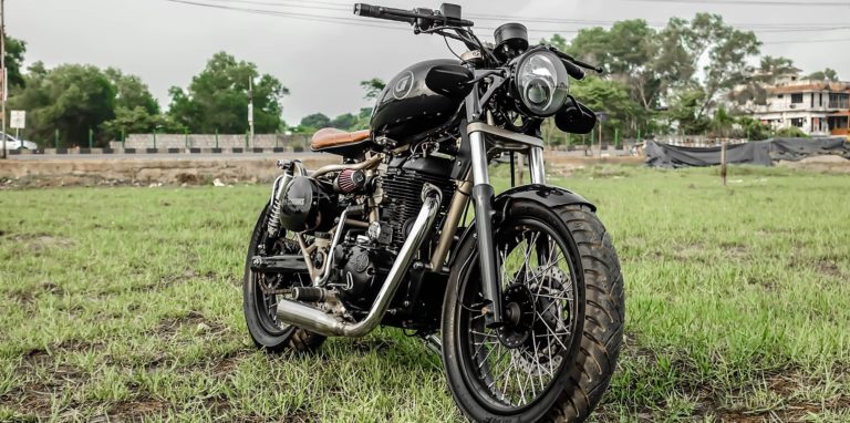 Brat-bob on a Royal Enfield Classic 350 by GRID7 Customs
