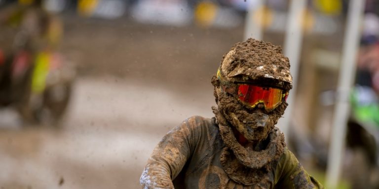 How to clean a dirt bike helmet?