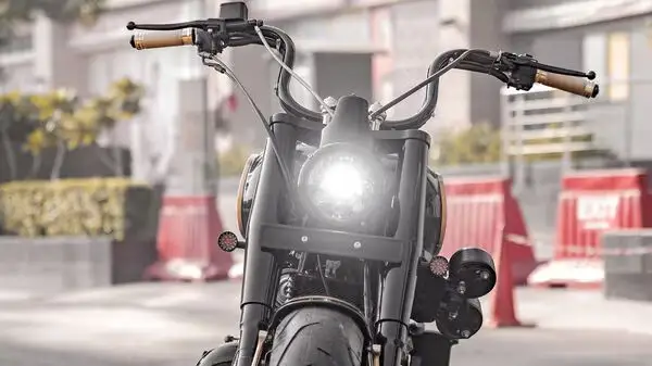 Wide rear tyre on Royal Enfield Interceptor 650 custom