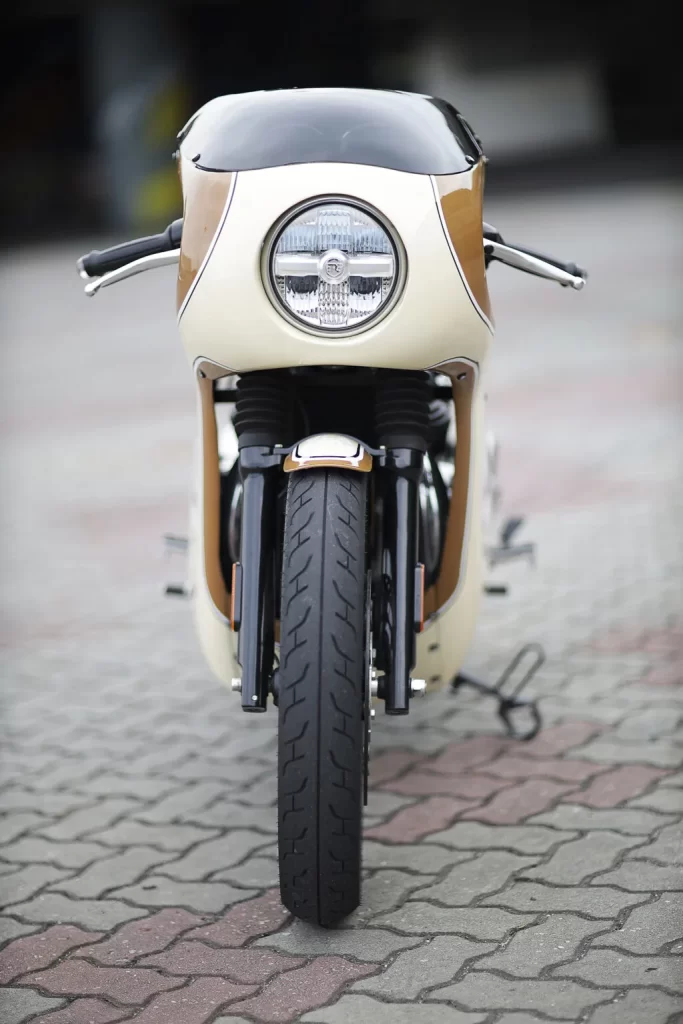 LED headlight and front fairing on Rollin Machine Interceptor 650