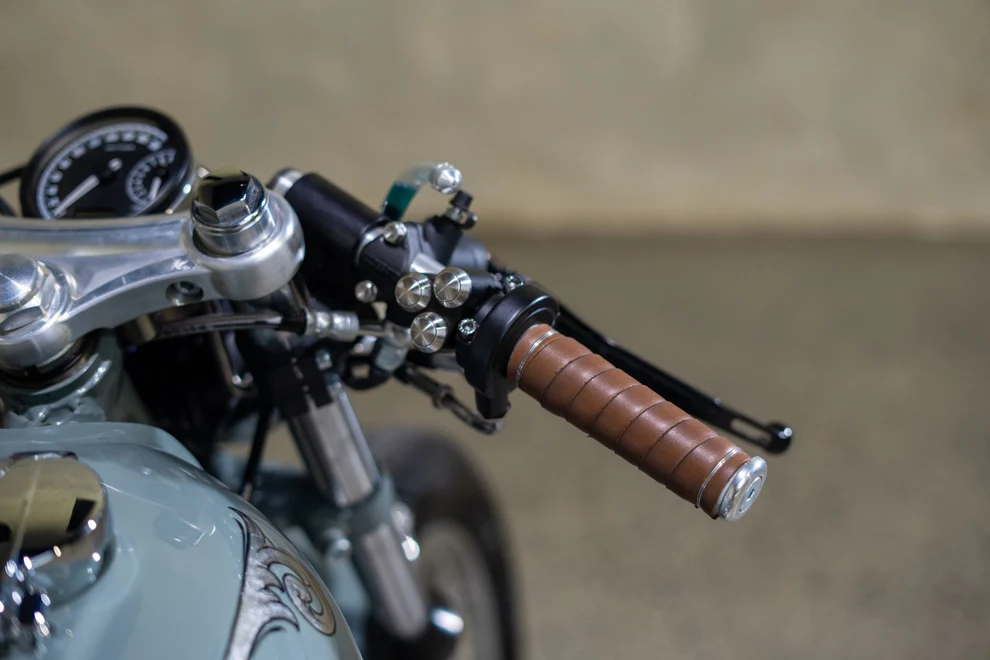 Custom handlebars and controls on CB550 cafe racer