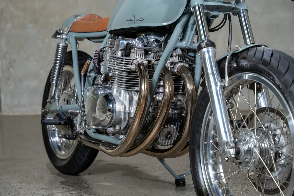 Honda CB550 engine with Mikuni RS carburetors and custom exhaust