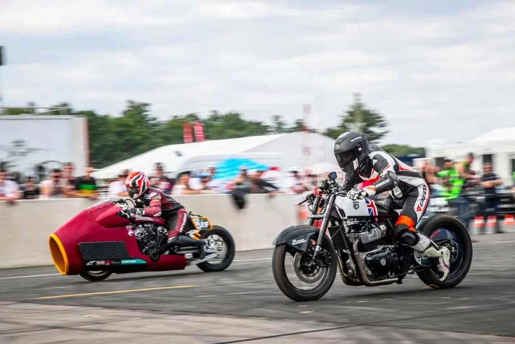 UK custom builders with GT650 sprint machine drag race