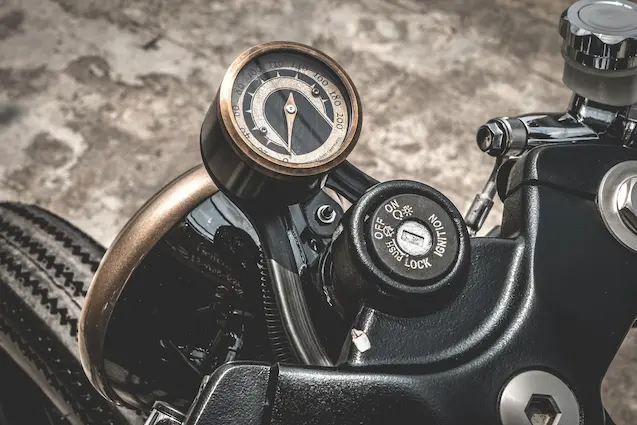 Motogadget vintage speedometer installed on Royal Enfield Interceptor 650 Zeus Custom